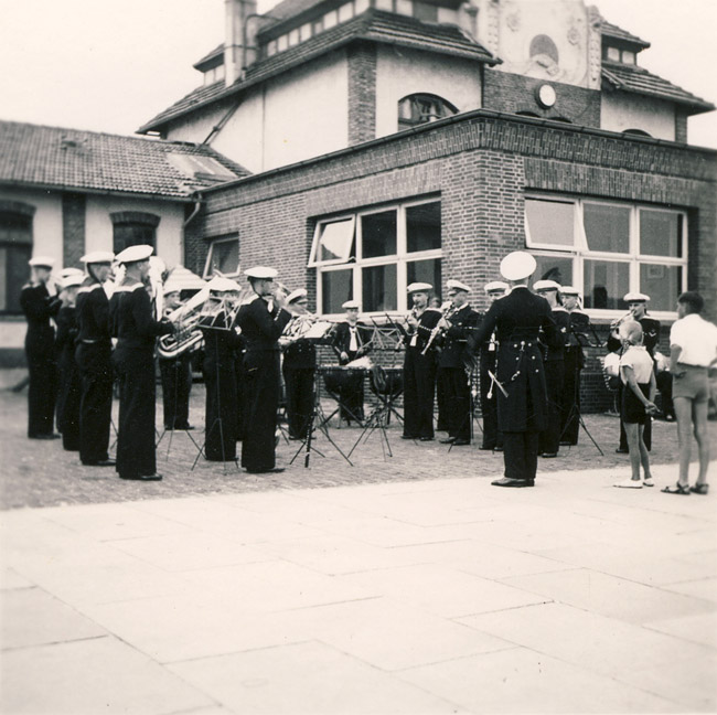 Die Marinekapelle spielt auf