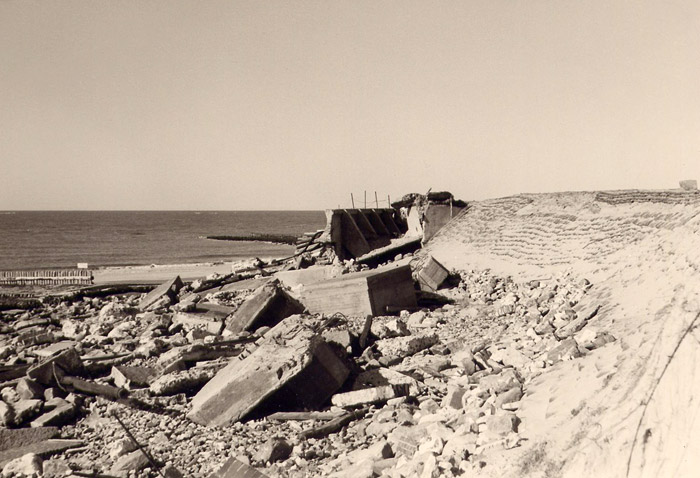 Tr&uuml;mmer der Strandmauer im Westen