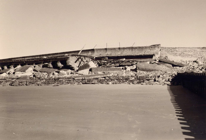 Die Strandmauer liegt in Tr&uuml;mmern