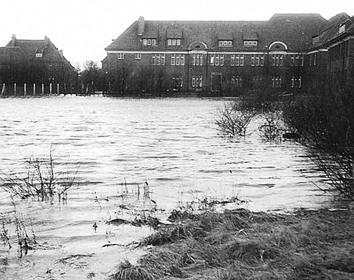 Schulhof nach der Sturmflut