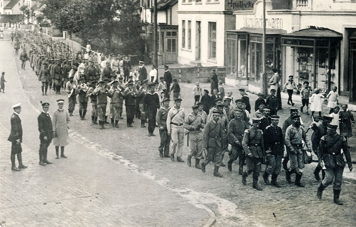 Milit&auml;rparade auf der Zedeliusstra&szlig;e