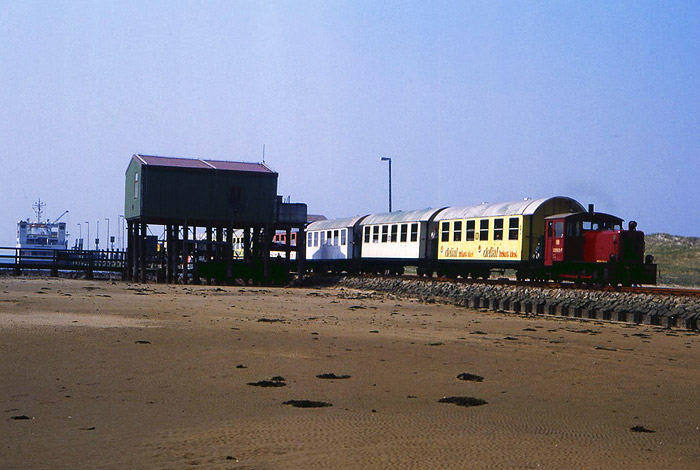 Personenzug mit Lok 329&nbsp;503-7