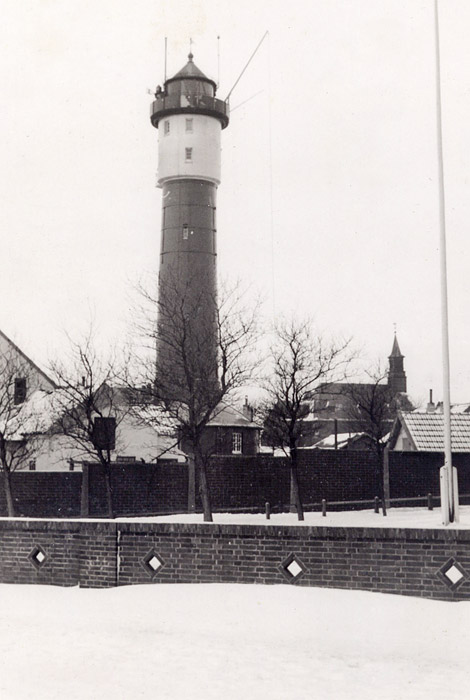 Leuchtturm und St. Willehad-Kirche im Schnee