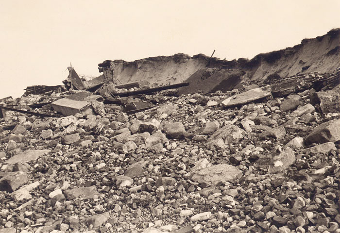 Tr&uuml;mmer der Strandmauer