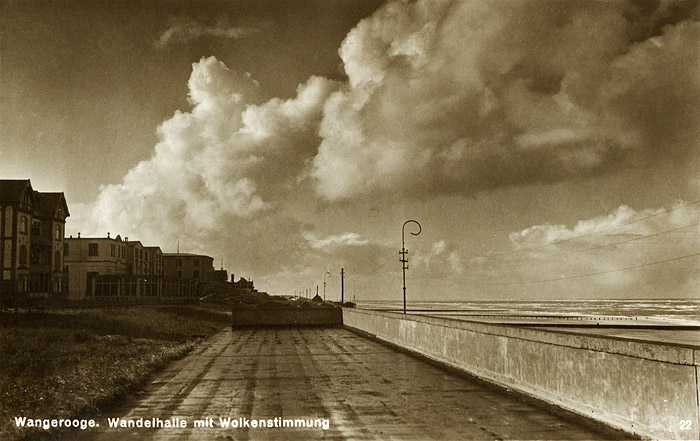 Wandelhalle mit Wolkenstimmung
