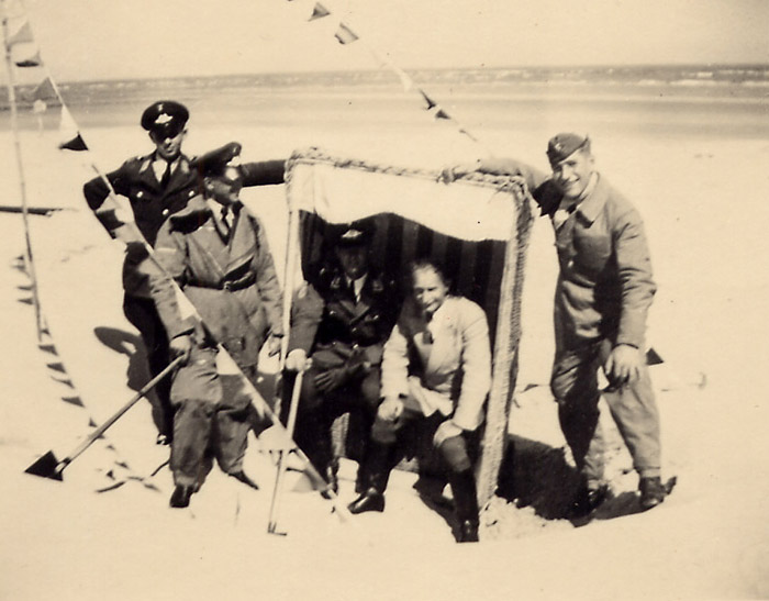 Soldaten der Luftwaffe am Strand