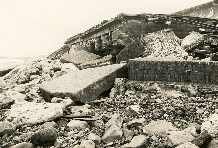 Sturmflut 1962. Strandmauer im Westen
