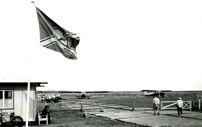 Flugplatz mit Lufthansa-Flagge