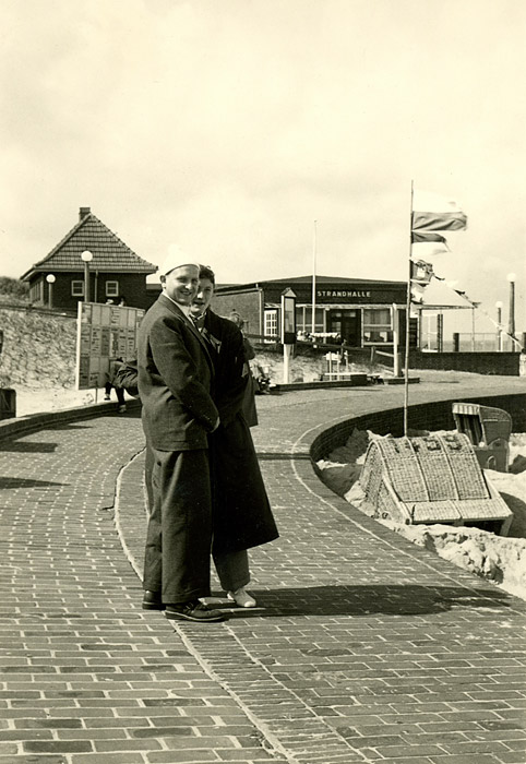 Familienfoto auf der Strandmauer
