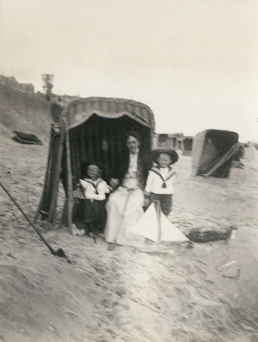 Familie im Strandkorb