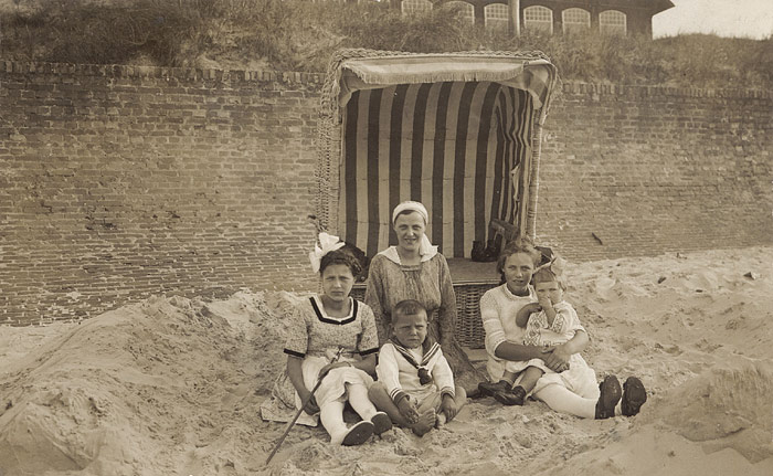 Gruppenbild mit Strandkorb