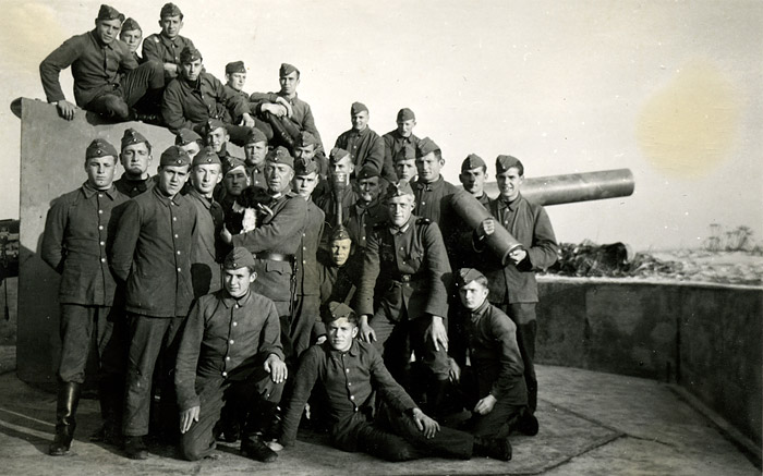 Soldaten an der Gesch&uuml;tzstellung