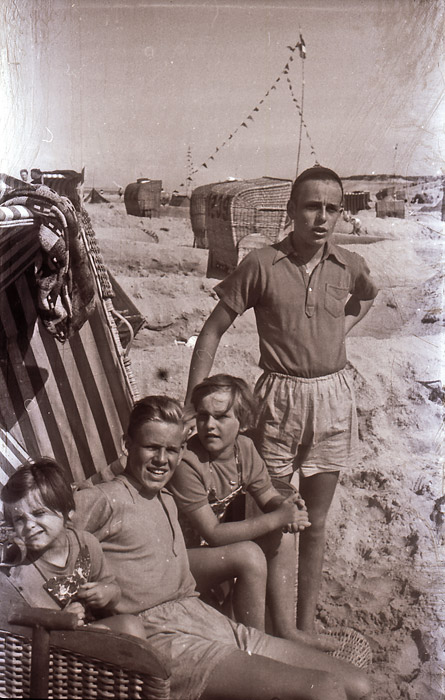 Familienfoto im Strandkorb