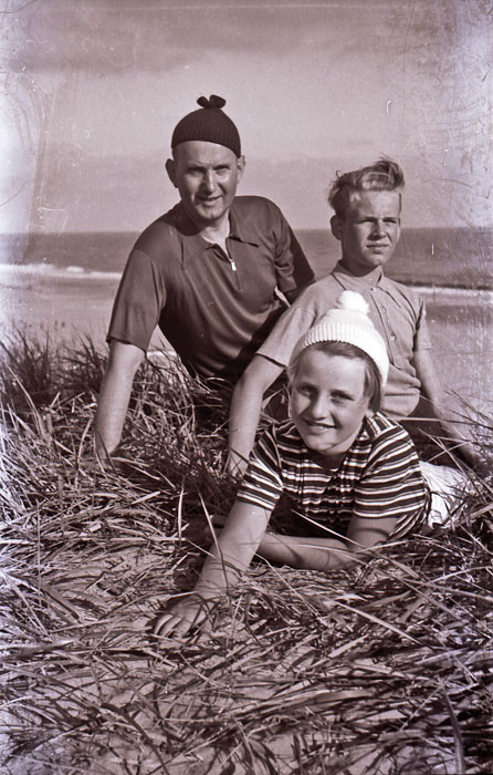 Urlauberfamilie in den D&uuml;nen