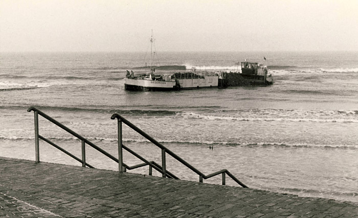 Steinschiff am Strand