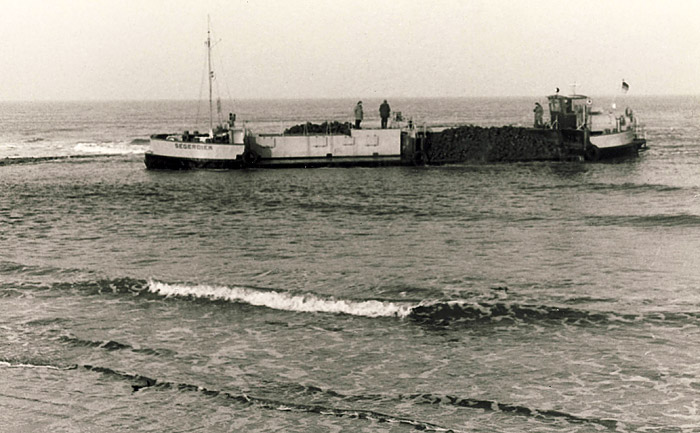 Steinschiff am Strand