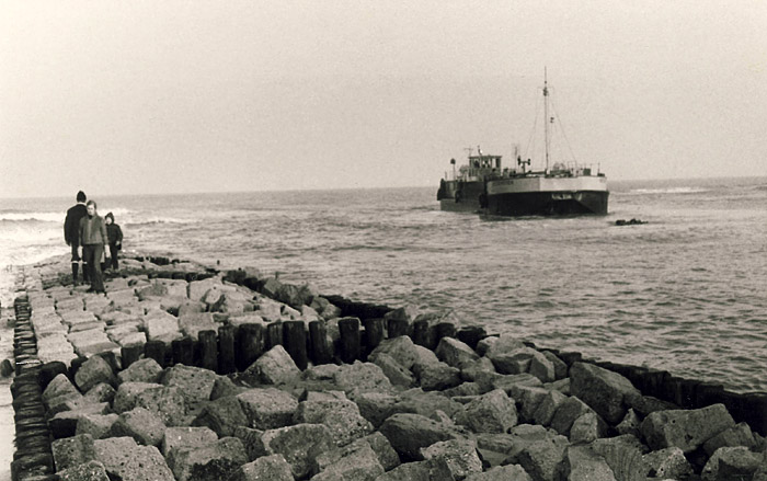 Buhne mit Steinschiff MS Segerdiek