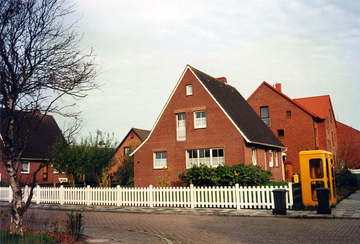 Wohnh&auml;user und Telefonzellen im Dorf