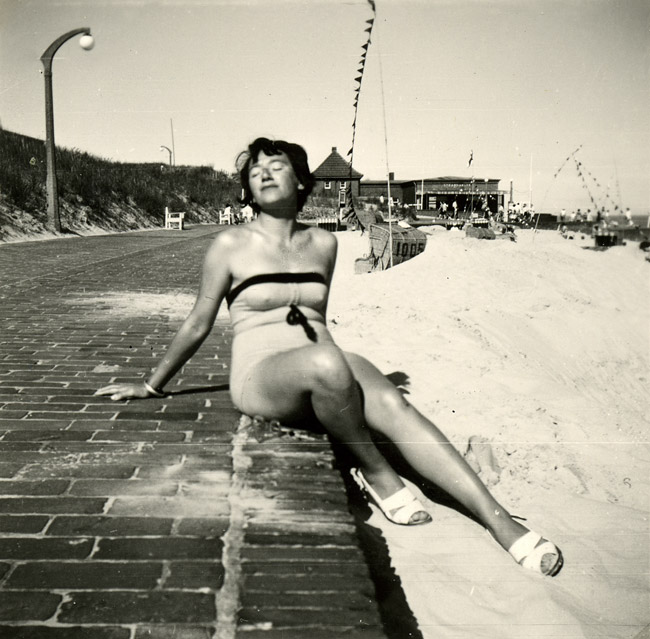 Sonnenbad auf der Strandmauer