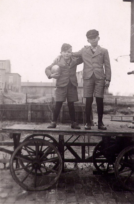 Jungs auf dem Wagen