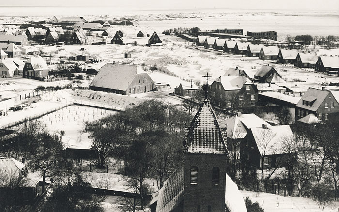 Leuchtturm-Ausblick aufs verschneite Inseldorf
