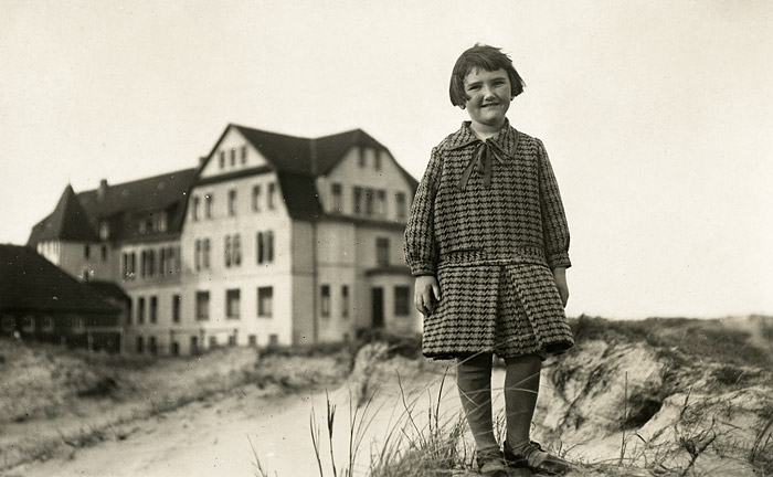 M&auml;dchen in den D&uuml;nen vorm Meeresstern