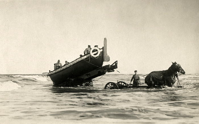 Zuwasserlassen des Rettungsbootes