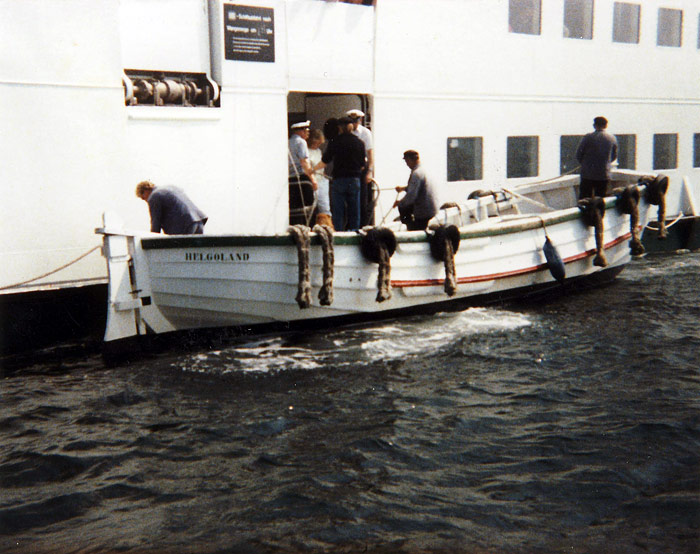 B&ouml;rteboot neben der MS Harlingerland