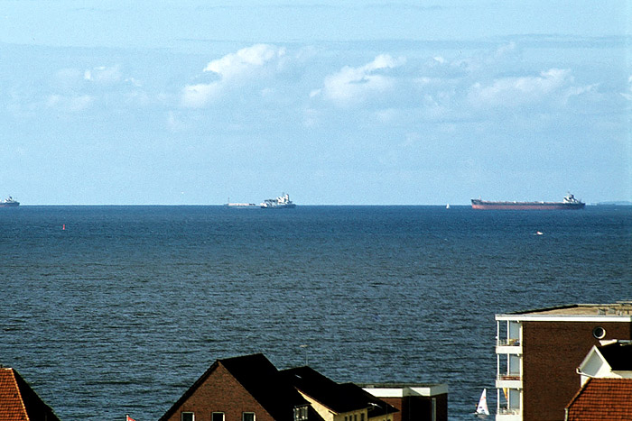 Schiffsverkehr im Jadefahrwasser