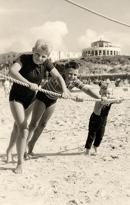 Kinderfreuden an der Badefeldbegrenzung