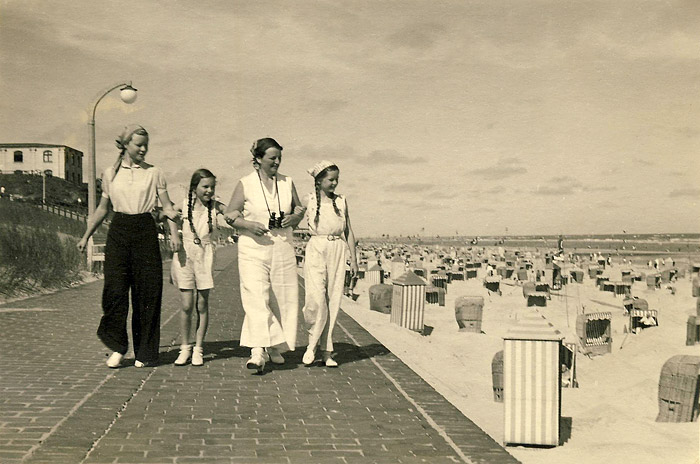 Spaziergang auf der Strandmauer