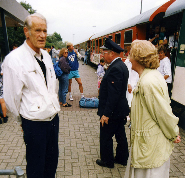 Bahnsteigszene kurz vor Abfahrt